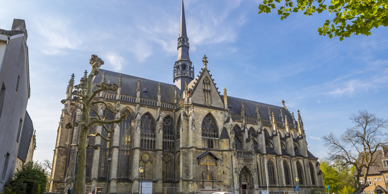 Basiliek Meerssen gefotografeerd van de voorzijde